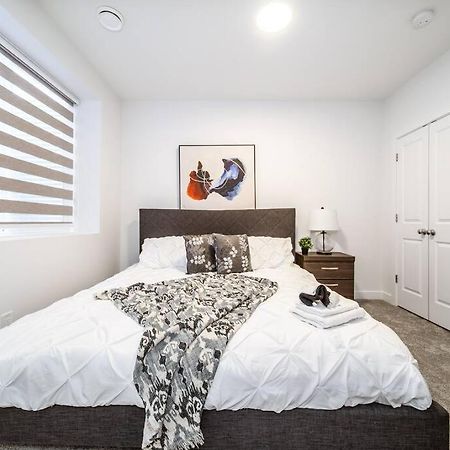 *New* Modern Suite King Bed! Netflix! Sleeps 4! Edmonton Exterior photo