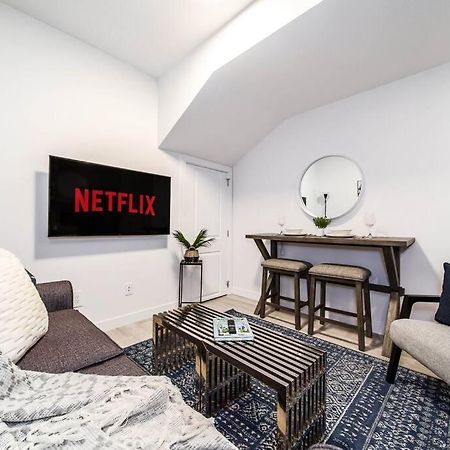 *New* Modern Suite King Bed! Netflix! Sleeps 4! Edmonton Exterior photo