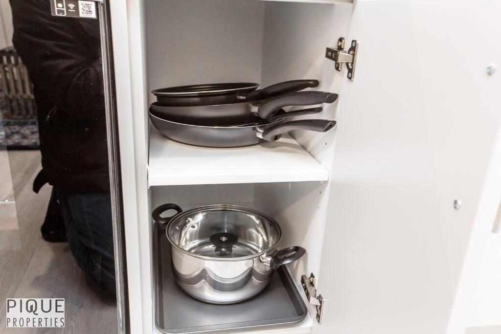 *New* Modern Suite King Bed! Netflix! Sleeps 4! Edmonton Exterior photo