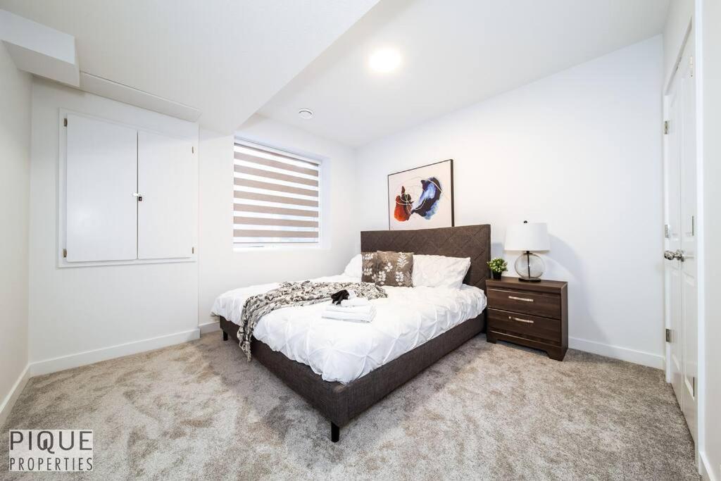 *New* Modern Suite King Bed! Netflix! Sleeps 4! Edmonton Exterior photo