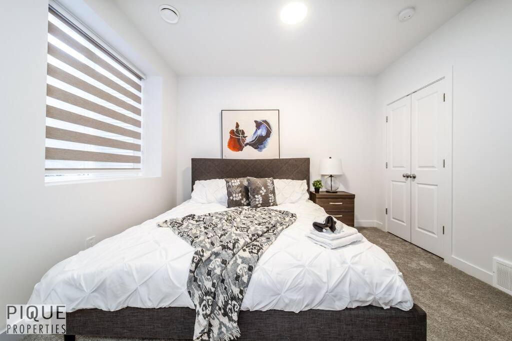 *New* Modern Suite King Bed! Netflix! Sleeps 4! Edmonton Exterior photo