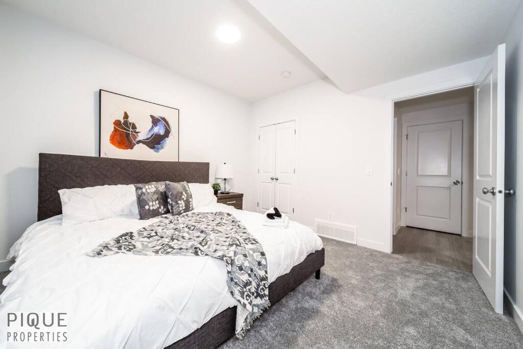 *New* Modern Suite King Bed! Netflix! Sleeps 4! Edmonton Exterior photo