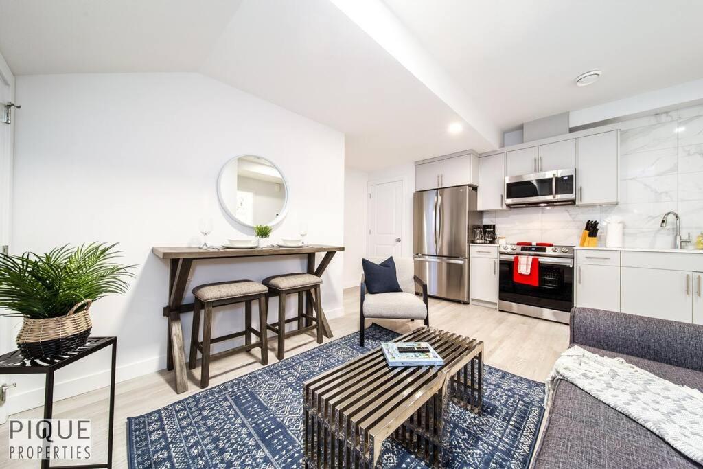 *New* Modern Suite King Bed! Netflix! Sleeps 4! Edmonton Exterior photo