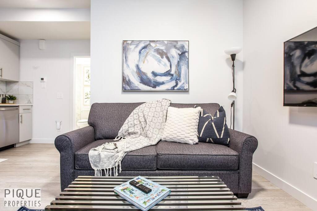 *New* Modern Suite King Bed! Netflix! Sleeps 4! Edmonton Exterior photo