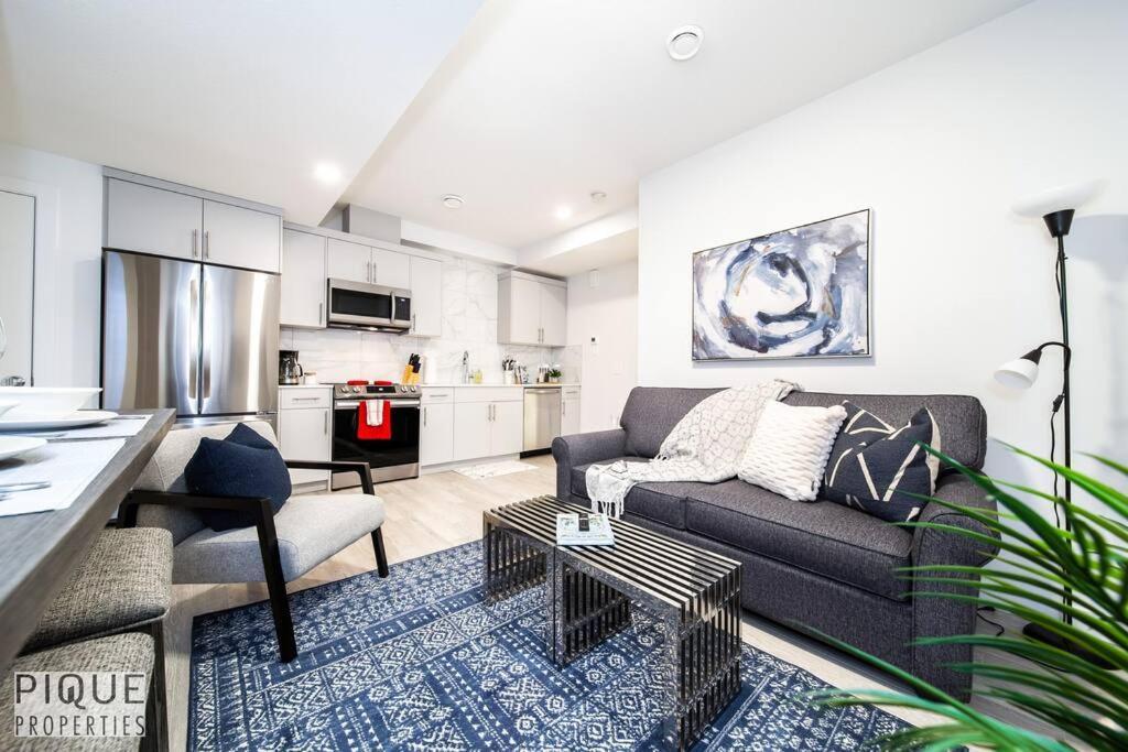 *New* Modern Suite King Bed! Netflix! Sleeps 4! Edmonton Exterior photo