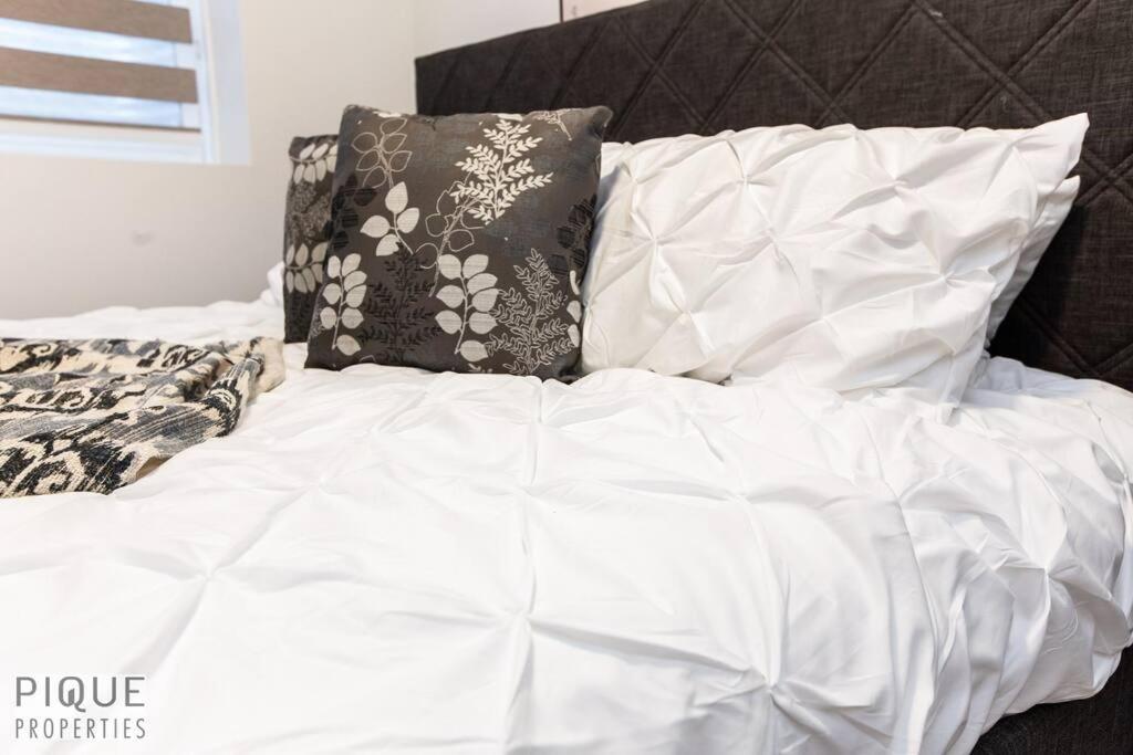 *New* Modern Suite King Bed! Netflix! Sleeps 4! Edmonton Exterior photo
