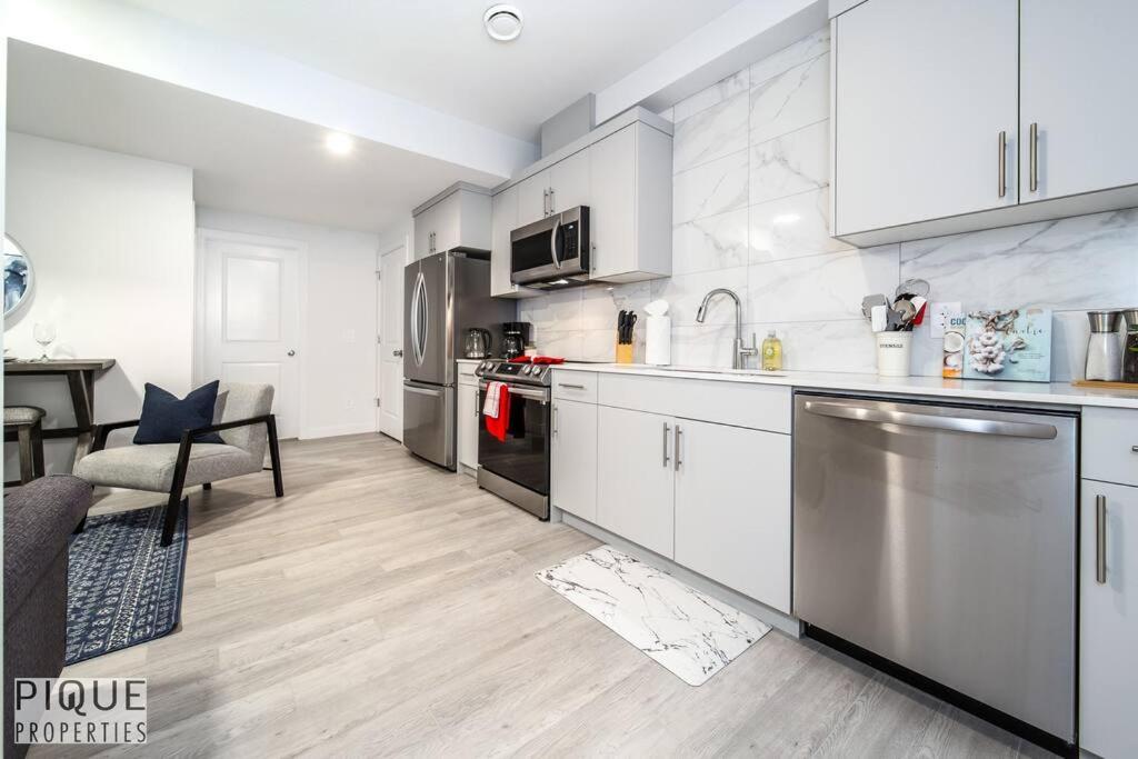 *New* Modern Suite King Bed! Netflix! Sleeps 4! Edmonton Exterior photo