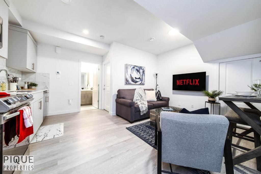 *New* Modern Suite King Bed! Netflix! Sleeps 4! Edmonton Exterior photo
