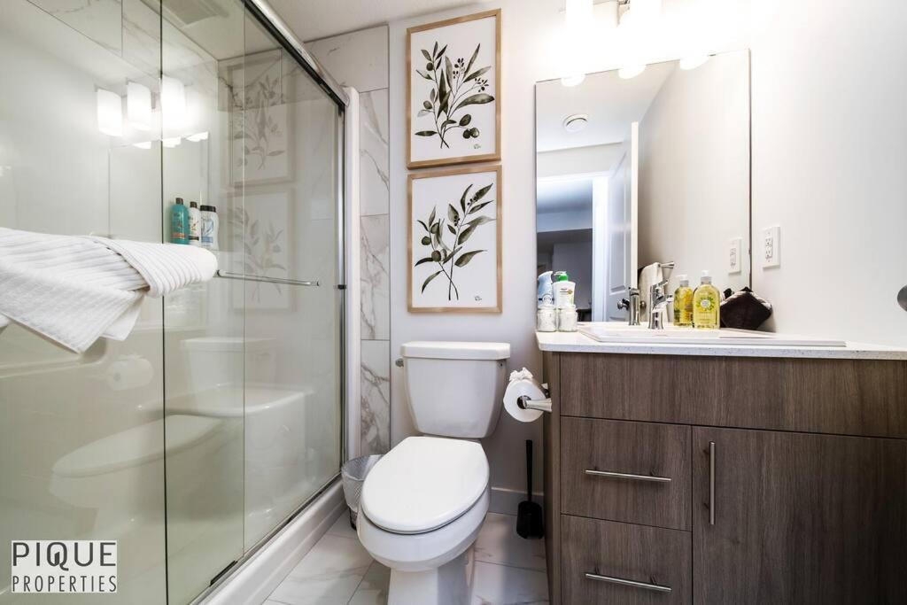 *New* Modern Suite King Bed! Netflix! Sleeps 4! Edmonton Exterior photo