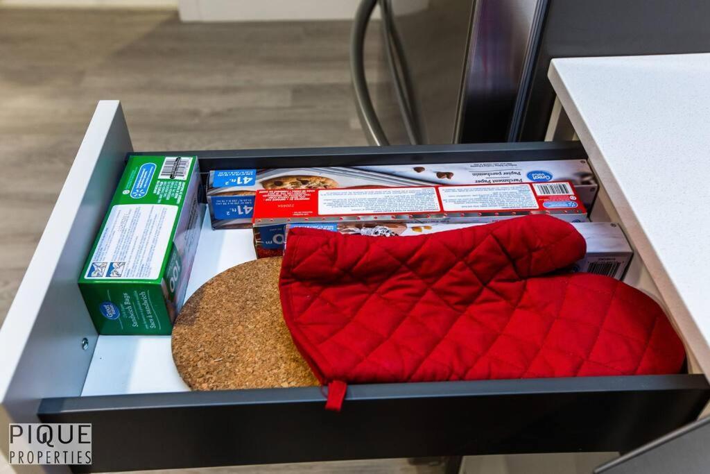*New* Modern Suite King Bed! Netflix! Sleeps 4! Edmonton Exterior photo